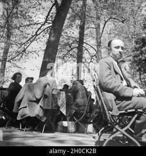 Menschen einer in Einem denkmalgeschützte, 1930er Jahre Deutschland. Leute sitzen in ein Gartenrestaurant, Deutschland der 1930er Jahre. Stockfoto