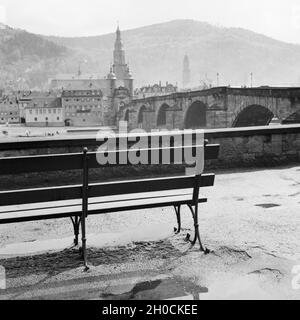 Blick vom jenseitigen Ufer des Neckar in die alte Brücke und die Heiliggeistkirche in Heidelberg, Deutschland 1930er Jahre. Ansicht vom gegenüberliegenden Ufer des Neckars an der Alten Brücke und der Heiliggeistkirche in Heidelberg, Deutschland 1930. Stockfoto