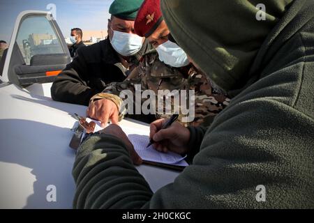 Am 23. Januar 2021 wurden auf dem Luftwaffenstützpunkt Al Asad, Irak, über das AAAB-Programm zur Bekämpfung des IS, Zug- und Ausrüstungsfonds, an irakische Sicherheitskräfte etwa 6,5 Millionen an militärischer Ausrüstung veräußert. Die irakischen Sicherheitskräfte erhielten 25 M1151 Enhanced Armament Carrier und fünf nicht-taktische Fahrzeuge sowie mehr als eine Million Schuss 5,56-mm-Munitionsstücke und mehrere Panzerkörper. Die Fahrzeuge und die militärische Ausrüstung werden dem irakischen Militär wichtige Transport- und Körperschutzausrüstungen zur Verfügung stellen, während sie bei ihrem fortgesetzten Kampf um die Niederlage von Daesh täglich operieren. Die Com Stockfoto