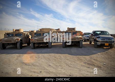 Am 23. Januar 2021 wurden auf dem Luftwaffenstützpunkt Al Asad, Irak, über das AAAB-Programm zur Bekämpfung des IS, Zug- und Ausrüstungsfonds, an irakische Sicherheitskräfte etwa 6,5 Millionen an militärischer Ausrüstung veräußert. Die irakischen Sicherheitskräfte erhielten 25 M1151 Enhanced Armament Carrier und fünf nicht-taktische Fahrzeuge sowie mehr als eine Million Schuss 5,56-mm-Munitionsstücke und mehrere Panzerkörper. Die Fahrzeuge und die militärische Ausrüstung werden dem irakischen Militär wichtige Transport- und Körperschutzausrüstungen zur Verfügung stellen, während sie bei ihrem fortgesetzten Kampf um die Niederlage von Daesh täglich operieren. Die Com Stockfoto