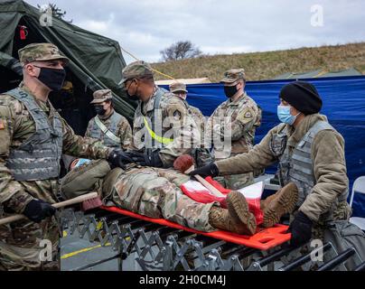 Soldaten, die Teil der CBRN Response Force (DCRF) der Verteidigungs-Task Force 1 sind, demonstrierten, wie die Dekontaminationslinie für Massenopfer während der Sudden Response 21 (SR-21) in Camp Rilea, Oregon, funktioniert. Die SR-21-Übung ist sehr wichtig, um die Fähigkeit der Task Force zu überprüfen, zivile Behörden bei Naturkatastrophen oder von Menschen verursachten Katastrophen zu unterstützen. Stockfoto