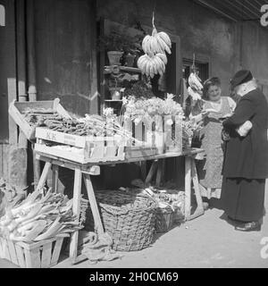 Zwei Frauen auf dem Markt, Deutschland, 1930er Jahre. Zwei Frauen auf dem Markt, Deutschland 1930. Stockfoto