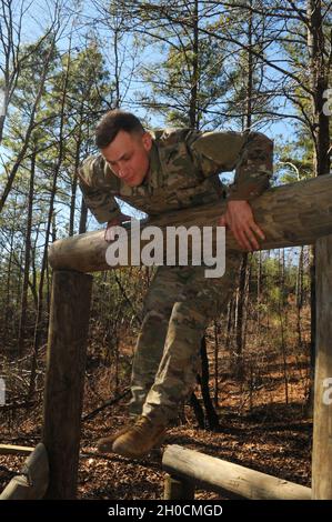 SPC der US-Armee. Omid A. Skinner, ein Kraftfahrzeugbetreiber der 441st Transportation Company mit Sitz in New Orleans, springt am 23. Januar 2021 im Rahmen des 642nd Regional Support Group Best Warrior Competition in Fort McClellan auf ein Hindernis. Ala. Skinner erhielt den am besten für den Wettbewerb eingetragenen Soldaten und ist jetzt berechtigt, am 143. Sustainment Command (Expeditionary) Best Warrior Event im März teilzunehmen. Stockfoto