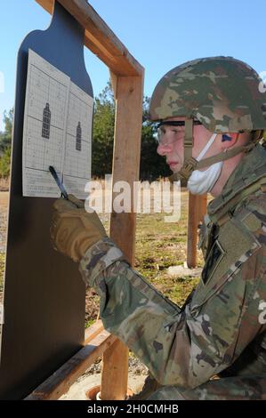 SPC der US-Armee. Joshua Fox, ein Ingenieur der 441st Transportation Company mit Sitz in New Orleans, zersetzt seine Waffe vor der Qualifikation zum Gewehr am 23. Januar 2021 in Fort McClellan, Alabama, als Teil des 642. Regional Support Group Best Warrior Competition. Fox war der zweite für den am besten in den Wettbewerb eingesandten Soldaten. Stockfoto