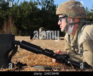 SPC der US-Armee. Omid A. Skinner, ein ehemaliges Mitglied der britischen Territorialarmee aus Wales, ist einer der Soldaten, die im Mai 2021 in Fort McCoy, Wisconsin, beim United States Army Reserve Command Best Warrior Competition antreten. Er trat der US-Armee im Jahr 2018 bei und diente seitdem hauptsächlich als LKW-Fahrer für die 441. Transportation Company mit Sitz in New Orleans. Skinner wird hier beim 642. Regional Support Group Best Warrior Competition in Fort McClellan, Alabama, im Januar 2021 gezeigt, wo er den ersten Platz gewann. Stockfoto