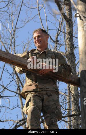 SPC der US-Armee. Omid A. Skinner, ein ehemaliges Mitglied der britischen Territorialarmee aus Wales, ist einer der Soldaten, die im Mai 2021 in Fort McCoy, Wisconsin, beim United States Army Reserve Command Best Warrior Competition antreten. Er trat der US-Armee im Jahr 2018 bei und diente seitdem hauptsächlich als LKW-Fahrer für die 441. Transportation Company mit Sitz in New Orleans. Skinner wird hier beim 642. Regional Support Group Best Warrior Competition in Fort McClellan, Alabama, im Januar 2021 gezeigt, wo er den ersten Platz gewann. Stockfoto