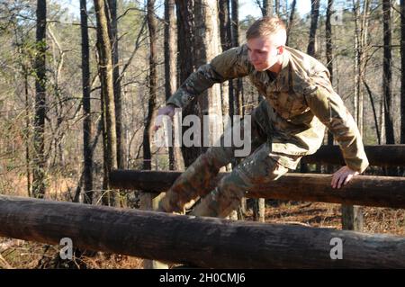 SPC der US-Armee. Joshua Fox, ein Ingenieur der 441st Transportation Company mit Sitz in New Orleans, fährt am 23. Januar 2021 im Fort McClellan, Alabama, im Rahmen des 642. Wettbewerbs der Regional Support Group Best Warrior durch einen Hindernisparcours. Fox war der zweite für den am besten in den Wettbewerb eingesandten Soldaten. Stockfoto