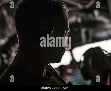 US Air Force Tech. Sgt. James Berthelot, Boombetreiber, 340. Expeditionary Air Betanking Squadron, spricht mit Besatzungsmitgliedern an Bord eines US Air Force KC-135 Stratotanker-Flugzeugs auf der Al Udeid Air Base, 29. Dezember 2020. Der Jet nahm an der ersten kooperativen Luftbetankung von Emiri Air Force Rafale-Kampfflugzeugen der Qatar Air Force Teil. Während sich der 379. Air Expeditionary Wing von einer Expeditions- zu einer dauerhaften Mission bewegt, trug dieses Ereignis dazu bei, die Vertrautheit der Luft-Luft-Betankungsprozesse zwischen den Luftstreitkräften zu stärken und entschlossene Partnerschaften zwischen Al Udeid ab und seiner Gastgebernation Katar zu stärken. Stockfoto