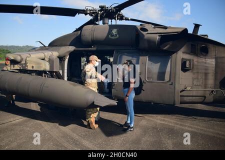 SENAFRONT Service-Mitglied interviewt Joint Task Force-Bravo Service-Mitglied zu Flugoperationen während der Übung Mercury am Panama Pacifico International Airport, Panama, 24. Januar 2021. Diese Schulungsmöglichkeiten ermöglichen es JTF-Bravo, sich gemeinsamen Herausforderungen besser zu stellen und mehr Wert auf messbare Ergebnisse zu legen. Stockfoto