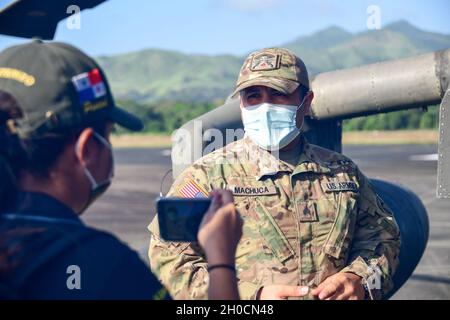 SENAFRONT Service-Mitglied interviewt Joint Task Force-Bravo Service-Mitglied zu Flugoperationen während der Übung Mercury am Panama Pacifico International Airport, Panama, 24. Januar 2021. Diese Schulungsmöglichkeiten ermöglichen es JTF-Bravo, sich gemeinsamen Herausforderungen besser zu stellen und mehr Wert auf messbare Ergebnisse zu legen. Stockfoto