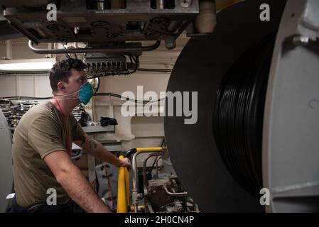 210124-N-QD512-2074 ATLANTIK (JAN 24, 2020) Sonar Technician (Surface) 1st Class Nathaniel Maynard aus Legrange, North Carolina, überprüft den sicheren Einsatz eines multifunktionalen Schlepparrays (MFTA) an Bord des Lenkflugkörper-Zerstörers USS Mitscher der Arleigh-Burke-Klasse (DDG 57). Mitscher ist derzeit im Atlantischen Ozean und führt Operationen als Teil der Dwight D. Eisenhower Carrier Strike Group durch. Stockfoto