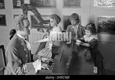 Laiendarsteller stellen verscheidene Epochen der Mode nach: Hier Rokoko, Deutschland 1930er Jahre. Amateurschauspieler präsentieren verschiedene Modeepochen, hier Rokoko, Deutschland 1930er Jahre. Stockfoto