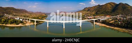 (211012) -- KUNMING/VIENTIANE, 12. Oktober 2021 (Xinhua) -- das Foto vom 5. Februar 2021 zeigt die Luang Prabang-Brücke der China-Laos Railway über den Mekong im Norden von Laos. (Foto von Pan Longzhu/Xinhua) Stockfoto