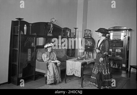 Laiendarsteller stellen verscheidene Epochen der Mode nach: Hier Jugendstil, Deutschland 1930er Jahre. Amateurschauspieler präsentieren verschiedene Modeepochen, hier Jugendstil Jugendstil, Deutschland 1930er Jahre. Stockfoto