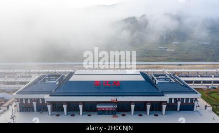 (211012) -- KUNMING/VIENTIANE, 12. Oktober 2021 (Xinhua) -- Luftfoto vom 28. September 2021 zeigt den Bahnhof Mojiang in der südwestlichen Provinz Yunnan in China. (Xinhua/Hu Chao) Stockfoto