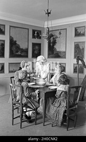 Laiendarsteller stellen verscheidene Epochen der Mode nach: Hier Rokoko, Deutschland 1930er Jahre. Amateurschauspieler präsentieren verschiedene Modeepochen, hier Rokoko, Deutschland 1930er Jahre. Stockfoto