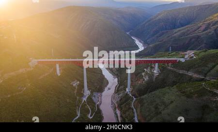 (211012) -- KUNMING/VIENTIANE, 12. Oktober 2021 (Xinhua) -- Luftfoto vom 27. September 2021 zeigt eine große Brücke über den Yuanjiang-Fluss entlang der China-Laos-Eisenbahn in der südwestlichen chinesischen Provinz Yunnan. (Xinhua/Hu Chao) Stockfoto