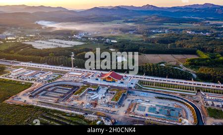 (211012) -- KUNMING/VIENTIANE, 12. Oktober 2021 (Xinhua) -- Luftfoto vom 28. September 2021 zeigt den Bahnhof Ganlanba in der südwestlichen Provinz Yunnan in China. (Xinhua/Hu Chao) Stockfoto