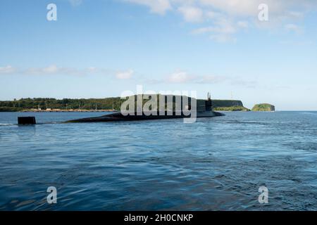 APRA HARBOUR, Guam (Jan 24, 2021) das U-Boot USS Ohio (SSGN 726) der Ohio-Klasse verlässt Apra Harbor, nachdem es eine geplante Evolution in Guam abgeschlossen hat. Ohio führt Überwachungs-, Trainings- und andere kritische Missionen im Einsatzgebiet der 7. US-Flotte durch. Stockfoto