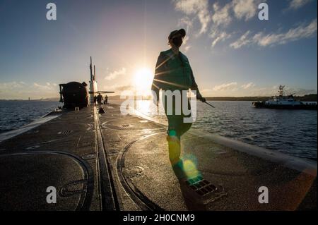 APRA HARBOUR, Guam (Jan 24, 2021) Ein der Goldbesatzung an Bord des U-Bootes USS Ohio (SSGN 726) der Ohio-Klasse zugeordneter Seemann geht an die Spitze, während das Boot während einer planmäßigen Entwicklung in Guam den Hafen von Apra durchfährt. Ohio führt Überwachungs-, Trainings- und andere kritische Missionen im Einsatzgebiet der 7. US-Flotte durch. Stockfoto