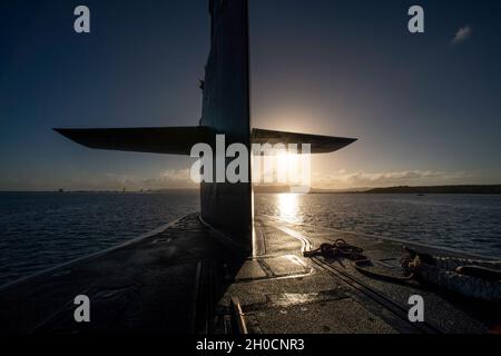 APRA HARBOUR, Guam (Jan 24, 2021) das U-Boot USS Ohio (SSGN 726) der Ohio-Klasse durchsetzt Aprahafen während einer geplanten Evolution in Guam. Ohio führt Überwachungs-, Trainings- und andere kritische Missionen im Einsatzgebiet der 7. US-Flotte durch. Stockfoto