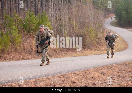 Von links: U.S. Army SPC. Omid A. Skinner und SPC. Joshua Fox, beide mit der 441st Transportation Company mit Sitz in New Orleans, bewegt sich während eines 7-Meilen-Rucks am 24. Januar 2021 im Rahmen des 642. Regional Support Group Best Warrior Competition in Fort McClellan, Ala. Skinner gewann den bestplatzierten Soldaten im Wettbewerb und Fox war der zweite. Stockfoto