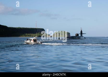 APRA HARBOUR, Guam (Jan 24, 2021) das U-Boot USS Ohio (SSGN 726) der Ohio-Klasse verlässt Apra Harbor, nachdem es eine geplante Evolution in Guam abgeschlossen hat. Ohio führt Überwachungs-, Trainings- und andere kritische Missionen im Einsatzgebiet der 7. US-Flotte durch. Stockfoto