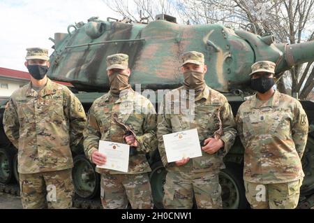 Die 642. Regional Support Group gab die Gewinner des jährlichen Wettbewerbs „Beste Krieger“ in Fort McClellan, Alabama, bekannt., 24. Januar 2021. SPC der US-Armee. Omid A. Skinner mit 441st Transportation Company und Sgt. Adam Smith aus der 1. Klasse des 145. Theatre Movement Control Elements erhielt nach vier Tagen intensiver Herausforderungen, darunter einem 7-Meilen-Ruck-marsch, einem Landnavigationskurs und einer Gewehr-Schießkunst, höchste Auszeichnungen. Skinner gewann den am besten eingetragenen Soldaten und Smith war der beste NCO unter den Konkurrenten. Beide werden die Brigade beim 143. Sustainment Command (Expeditionary) Best Warrior Comp vertreten Stockfoto