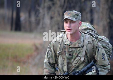 SPC der US-Armee. Omid A. Skinner, ein ehemaliges Mitglied der britischen Territorialarmee aus Wales, ist einer der Soldaten, die im Mai 2021 in Fort McCoy, Wisconsin, beim United States Army Reserve Command Best Warrior Competition antreten. Er trat der US-Armee im Jahr 2018 bei und diente seitdem hauptsächlich als LKW-Fahrer für die 441. Transportation Company mit Sitz in New Orleans. Skinner wird hier beim 642. Regional Support Group Best Warrior Competition in Fort McClellan, Alabama, im Januar 2021 gezeigt, wo er den ersten Platz gewann. Stockfoto