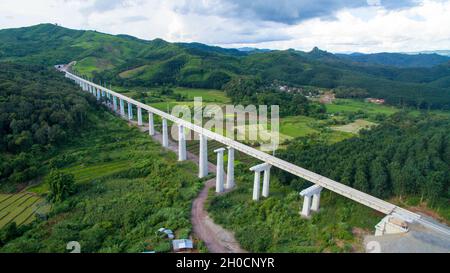 (211012) -- KUNMING/VIENTIANE, 12. Oktober 2021 (Xinhua) -- Luftfoto vom 29. Juli 2020 zeigt die im Bau befindliche China-Laos-Eisenbahn im Norden von Laos. (Foto von Pan Longzhu/Xinhua) Stockfoto