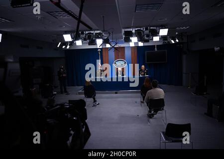 Der Chef des National Guard Bureau, Army Gen. Daniel R. Hokanson, der amtierende Armeeminister John E. Whitley und der kommandierende General der District of Columbia National Guard, Army Maj. General William J. Walker, informieren die Medien, das Washington, D.C., Januar 25, 2021. Stockfoto