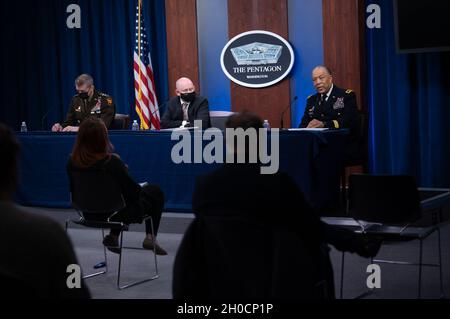 Der Chef des National Guard Bureau, Army Gen. Daniel R. Hokanson, der amtierende Armeeminister John E. Whitley und der kommandierende General der District of Columbia National Guard, Army Maj. General William J. Walker, informieren die Medien, das Washington, D.C., Januar 25, 2021. Stockfoto