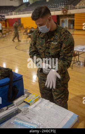 Brennan Phillips, ein Krankenhaussieger mit 2. Medizinischem Bataillon der 2D Marine Division (2d MarDiv), bereitet sich auf die Verabreichung eines Pfizer-BioNTech COVID-19-Impfstoffs auf Camp Lejeune, N.C., 25. Januar 2021 vor. Die Priorisierung der Impfverteilung innerhalb des Verteidigungsministeriums und des Marine Corps wird mit den datengesteuerten Leitlinien des Zentrums für Krankheit und Kontrolle für die nationale Priorisierung im Einklang stehen. Marines wird weiterhin Sicherheitsprotokolle anwenden, um das Risiko von COVID-19 zu verringern. Stockfoto