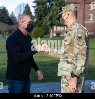 LT. General Randy George, rechts, kommandierender General des ersten amerikanischen Korps, begrüßt Küchenchef Robert Irvine, Left, am 25. Januar 2021 im Joint Base Lewis-McChord, Washington, zu einer kulinarischen Installationstour. Während seines Besuchs wird Chef Irvine im Rahmen des Engagements von JBLM, eine auf Ernährung ausgerichtete Gemeinschaft aufzubauen, mit Militärköchen zusammentreffen und mit diesen zusammenarbeiten. Stockfoto