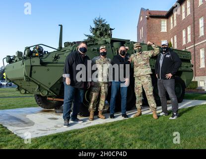 Von links nach rechts: Chef Shane Cash, Command Sgt. Maj. Shane Pospisil, Küchenchef Robert Irvine, LT. General Randy George und Küchenchef Darryl Moiles. Chefkoch Irvine traf sich mit dem amerikanischen First Corps’ Command Team, um das Engagement von JBLM für den Aufbau einer gesunden Ernährungs-Community zu diskutieren. Stockfoto