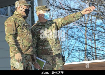 General der Wisconsin National Guard Adjutant General, Air Force Maj. General Paul E. knapp (links), trifft sich mit dem Leiter der Landkomponenten-Übung für Northern Strike, Armeeoberst Bart J. Verbanic (rechts) im Camp Greyling Training Center in Nord-Michigan am 25. Januar 2021. Dies ist die zweite Rotation des Nordstreiks im Winter, oder „Winterstreik 21“, der die Fähigkeit der Nationalgarde-Einheiten zur Integration von gemeinsamen Bränden und zur Verbesserung der Interoperabilität zwischen verschiedenen militärischen Bereichen verbessern soll. (US-Armee Stockfoto