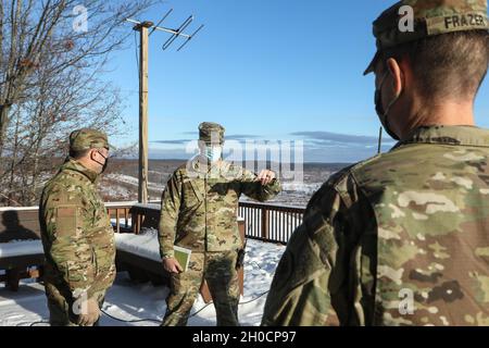 Der General der Wisconsin National Guard Adjutant, der Luftwaffenmajor, General Paul E. knapp (links) trifft sich mit dem Direktor der Landkomponenten-Übung für den Nordschlag, Oberst Bart J. Verbanic (Mitte), wie der stellvertretende Exekutivdirektor für den Nordschlag, Oberst der Armee, Robert B. Frazer (rechts) am 25. Januar 2021 feststellt. Das Camp Greyling Training Center im Norden von Michigan ist Gastgeber der zweiten Rotation des Northern Strike im Winter, dem „Winterstreik 21“, der die Fähigkeit der Nationalgarde-Einheiten zur Integration von gemeinsamen Bränden und zur Verbesserung der Interoperabilität zwischen verschiedenen militärischen Bereichen verbessern soll. (US-Ar Stockfoto