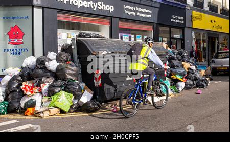 Brighton UK 12. Oktober 2021 - Ungesammelter Müll in Recyclingbehältern stapelt sich um Brighton herum, während der Binmänner-Streik in der Stadt fortgesetzt wird. GMB-Mitglieder stimmten für einen Streik in einem Streit mit dem stadtrat der Grünen über Arbeitspraktiken, einschließlich der Änderung von Pflichten und der Entfernung von Fahrern aus langjährigen Runden. : Credit Simon Dack / Alamy Live News Stockfoto