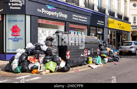 Brighton UK 12. Oktober 2021 - Ungesammelter Müll in Recyclingbehältern stapelt sich in der St James's Street und in der Umgebung von Brighton, während der Streiks der Binmänner in der Stadt fortgesetzt wird. GMB-Mitglieder stimmten für einen Streik in einem Streit mit dem stadtrat der Grünen über Arbeitspraktiken, einschließlich der Änderung von Pflichten und der Entfernung von Fahrern aus langjährigen Runden. : Credit Simon Dack / Alamy Live News Stockfoto