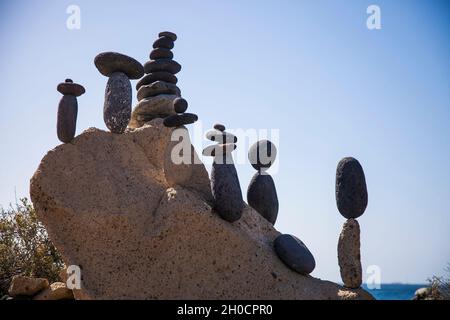 Vulkanische Felsen, die im Pyramidenmodus platziert sind, für Genuss und Entspannung. Dieser einzigartige Ort befindet sich im Hafen von La Cruz auf Teneriffa (Spanien) Stockfoto