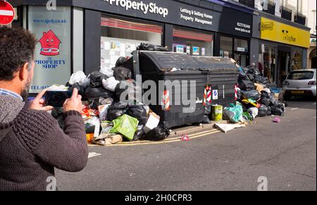 Brighton UK 12. Oktober 2021 - Ungesammelter Müll wird in den Sammelbehältern in der St. James's Street in Brighton fotografiert, während der Streikende in der Stadt fortgesetzt wird. GMB-Mitglieder stimmten für einen Streik in einem Streit mit dem stadtrat der Grünen über Arbeitspraktiken, einschließlich der Änderung von Pflichten und der Entfernung von Fahrern aus langjährigen Runden. : Credit Simon Dack / Alamy Live News Stockfoto