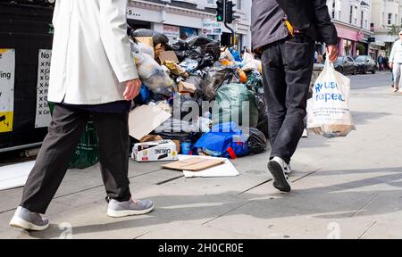 Brighton UK 12. Oktober 2021 - Ungesammelter Müll in Recyclingbehältern stapelt sich im Einkaufsviertel North Street von Brighton, während der Binmen-Streik in der Stadt fortgesetzt wird. GMB-Mitglieder stimmten für einen Streik in einem Streit mit dem stadtrat der Grünen über Arbeitspraktiken, einschließlich der Änderung von Pflichten und der Entfernung von Fahrern aus langjährigen Runden. : Credit Simon Dack / Alamy Live News Stockfoto