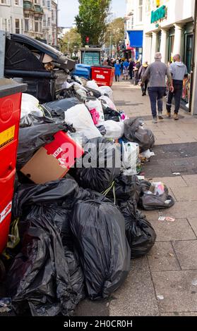 Brighton UK 12. Oktober 2021 - Ungesammelter Müll in Recyclingbehältern stapelt sich in der St James's Street und in der Umgebung von Brighton, während der Streiks der Binmänner in der Stadt fortgesetzt wird. GMB-Mitglieder stimmten für einen Streik in einem Streit mit dem stadtrat der Grünen über Arbeitspraktiken, einschließlich der Änderung von Pflichten und der Entfernung von Fahrern aus langjährigen Runden. : Credit Simon Dack / Alamy Live News Stockfoto