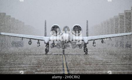 Ein US Air Force A-10 Thunderbolt II Pilot taxis die Fluglinie auf der Davis-Monthan Air Force Base, Arizona, 26. Januar 2021. Der Pilot landete aufgrund von Wetterverhältnissen aufgrund von Sicherheitsbedenken. Stockfoto