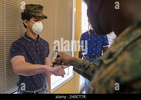 Rct. Ronald Regalado Rodriguez mit Charlie Company, 1. Rekrut Training Bataillon, antwortet auf Bestellungen während des Empfangs am Marine Corps Recruit Depot, San Diego, 26. Januar 2021. An dieser Stelle werden Rekruten über die Artikel des Uniform Code of Military Justice informiert. Rct. Regalado Rodriguez kommt aus Las Vegas, Nevada, und wurde von RS Salt Lake City rekrutiert. Stockfoto