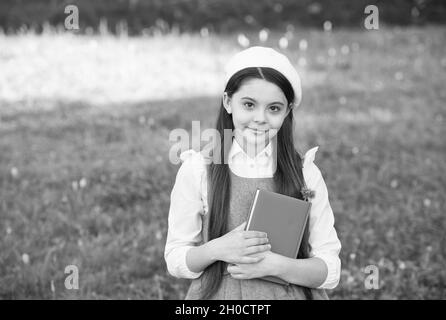 Elegante schulmädchen Kind Mädchen mit Buch im Park, anspruchsvolle schulmädchen Konzept Stockfoto
