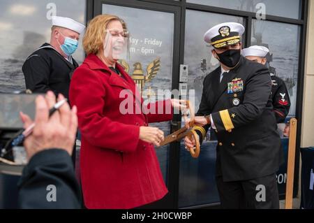 210126-N-MW275-1095 YAKIMA, WA. (Jan 26, 2021) Kommandant, Navy Recruiting Command Rear Adm. Dennis Velez (rechts) und Patricia Byers, Bürgermeisterin von Yakima, führen die Bandschneidezeremonie bei der großen Eröffnung der Naval Recruiting Station Yakima durch. Stockfoto