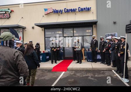 210126-N-MW275-1058 YAKIMA, WA. (Jan 26, 2021) Kommandant, Navy Recruiting Command Rear Adm. Dennis Velez hält eine Rede während der großen Eröffnungszeremonie für die Marineanwerbstation Yakima. Stockfoto