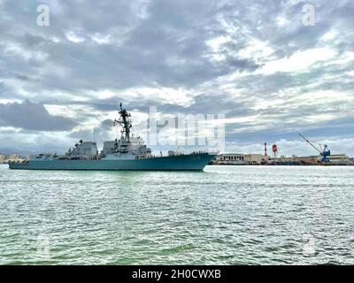 PEARL HARBOR, Hawaii – das Hawaii Regional Maintenance Center (HRMC) lieferte den Lenkflugkörper-Zerstörer USS Wayne E. Meyer (DDG 108) der Arleigh Burke-Klasse erfolgreich aus seiner Docking Selected Restricted Availability (DSRA) am 29. Januar 14 Tage früher aus. Stockfoto