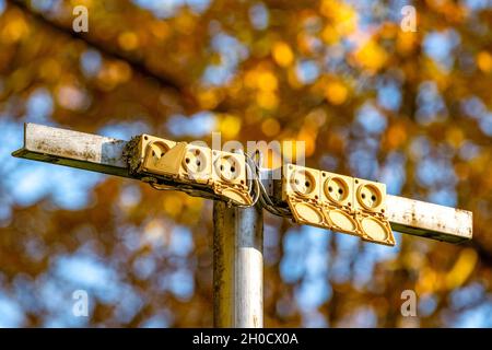 Die Steckdosen mit stehen draußen am Park Stockfoto